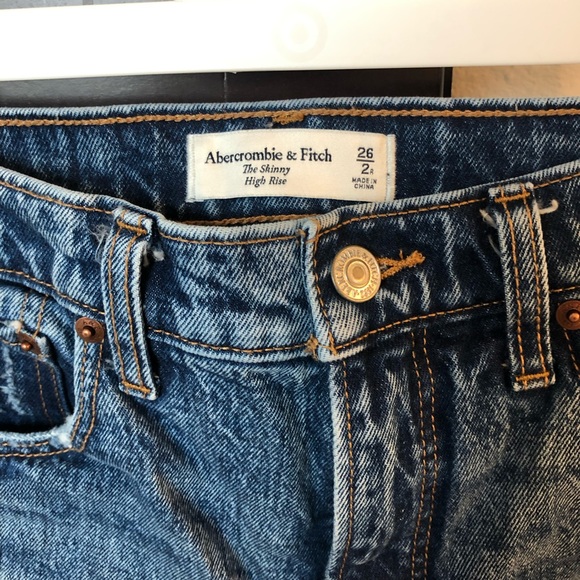 Abercrombie and Fitch High Rise Skinny Jeans in Medium Ripped Wash - Picture 4 of 4